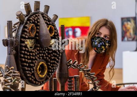 Londra, Regno Unito. 15 marzo 2021. Gonçalo Mounda, Throne, est £ 3,000 - 5,000 - Anteprima della vendita di arte africana moderna e contemporanea di Bonhams a Bonhams New Bond Street. La vendita stessa avrà luogo mercoledì 17 marzo. Credit: Guy Bell/Alamy Live News Foto Stock