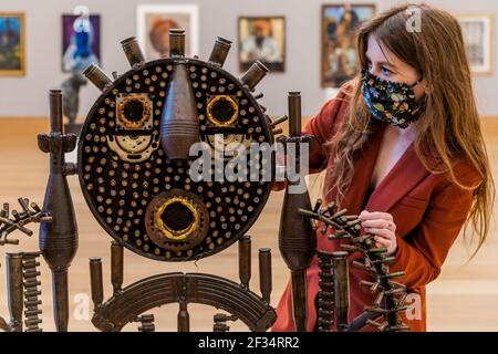 Londra, Regno Unito. 15 marzo 2021. Gonçalo Mounda, Throne, est £ 3,000 - 5,000 - Anteprima della vendita di arte africana moderna e contemporanea di Bonhams a Bonhams New Bond Street. La vendita stessa avrà luogo mercoledì 17 marzo. Credit: Guy Bell/Alamy Live News Foto Stock