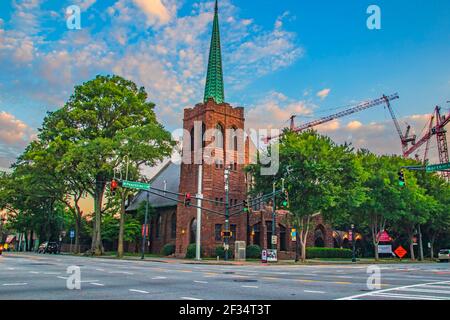 Atlanta, GA USA - 06 14 20: Atlanta centro mattina covid-19 Cranes nel cielo ad un pesante cantiere vecchio edificio in mattoni e traffico Foto Stock