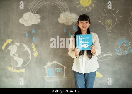 Ragazza che ha un'icona SDG Foto Stock