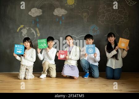 Bambini che hanno icone di SDG Foto Stock