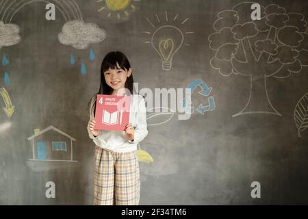 Ragazza che ha un'icona SDG Foto Stock