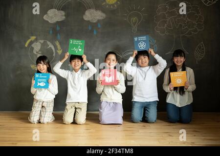 Bambini che hanno icone di SDG Foto Stock