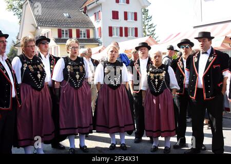 Mucche che scendono dalle Alpi, Entlebuchar Alpafahrt, Svizzera Foto Stock