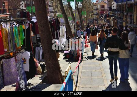 Madrid, Spagna, marzo 14. 2021: Mercato delle pulci di El Ratro. La gente passeggiando attraverso il mercato delle pulci`s grande della Spagna Foto Stock