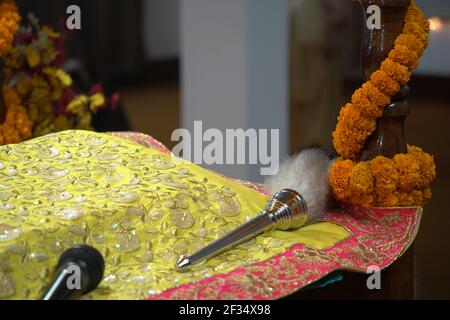 Chaur sahib per Guru Granth sahib. Sikh culto rituale religioso Chaur sahib in santo Gurudwara. Foto Stock