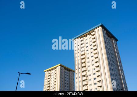 Dalehead (L) e Gillfoot (R) Towers Blocks, Ampthill Square Estate, la proprietà è stata reclata negli anni '80. Il suo rivestimento è stato trovato nel 2017 per essere alluminio solido, dopo i timori potrebbe essere lo stesso rivestimento ACM come Torre Grenfell. Ampthill Square Estate, Hampstead Road, Camden, Londra, Regno Unito. 28 Ott 2013 Foto Stock