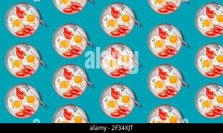 Due uova fritte con pane tostato con affettine di avocado e verdure con motivo colorato senza cuciture. Concetto di colazione. Cibo vegetariano sano. Colazione all'indietro Foto Stock