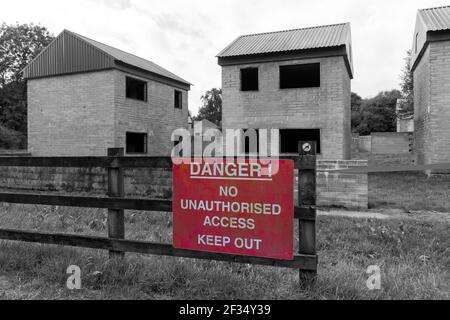 Imber giorno aperto per i visitatori di vedere il villaggio fantasma desertato su Salisbury Plain, Wiltshire UK in agosto - segnale di pericolo Foto Stock