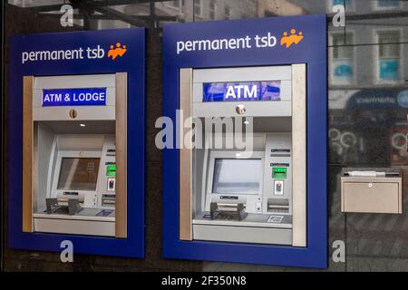 Sportelli automatici/banche TSB permanenti fuori dalla sua filiale a Cork City, Irlanda. Foto Stock