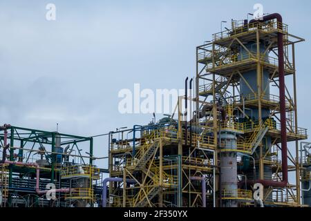 Impianti dell'industria chimica che avvelenano l'ambiente naturale. Prodotto in una giornata nuvolosa, morbido, leggero. Foto Stock