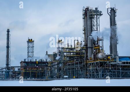 Impianti dell'industria chimica che avvelenano l'ambiente naturale. Prodotto in una giornata nuvolosa, morbido, leggero. Foto Stock