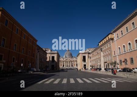 Roma, Italia. 15 marzo 2021. Vista di Piazza San Pietro da Via della conciliazione il primo giorno con le restrizioni della zona rossa per la lotta contro il pandemico del Covid-19 15 marzo 2021 il primo giorno con nuove restrizioni di blocco messe in atto prima di Pasqua . Quasi la metà delle regioni italiane sarà in blocco come "zone reali" fino al 6 aprile. (Foto di Matteo Nardone/Pacific Press/Sipa USA) Credit: Sipa USA/Alamy Live News Foto Stock