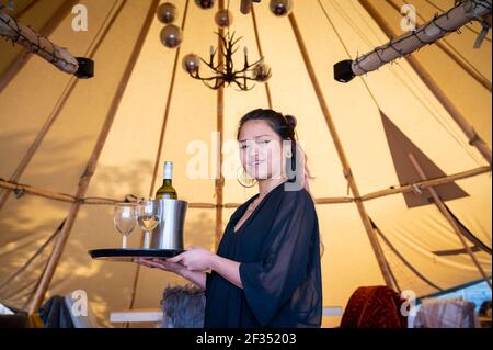 Willingham Cambridgeshire, Regno Unito. 15 marzo 2021. Polly Clegg prepara il pub Porterhouse per la riapertura, poiché in aprile sono previste 19 restrizioni. I proprietari del pub hanno investito in un nuovo tipi per consentire una comoda cena all'aperto e bere come il pub e l'ospitalità è permesso di riaprire dopo il blocco in Inghilterra. Credit: Julian Eales/Alamy Live News Foto Stock