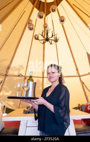 Willingham Cambridgeshire, Regno Unito. 15 marzo 2021. Polly Clegg prepara il pub Porterhouse per la riapertura, poiché in aprile sono previste 19 restrizioni. I proprietari del pub hanno investito in un nuovo tipi per consentire una comoda cena all'aperto e bere come il pub e l'ospitalità è permesso di riaprire dopo il blocco in Inghilterra. Credit: Julian Eales/Alamy Live News Foto Stock