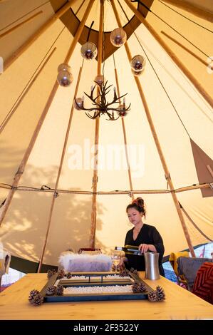 Willingham Cambridgeshire, Regno Unito. 15 marzo 2021. Polly Clegg prepara il pub Porterhouse per la riapertura, poiché in aprile sono previste 19 restrizioni. I proprietari del pub hanno investito in un nuovo tipi per consentire una comoda cena all'aperto e bere come il pub e l'ospitalità è permesso di riaprire dopo il blocco in Inghilterra. Credit: Julian Eales/Alamy Live News Foto Stock