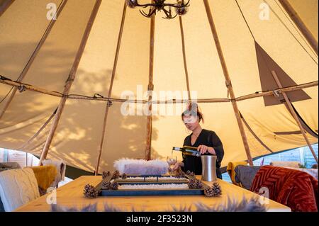 Willingham Cambridgeshire, Regno Unito. 15 marzo 2021. Polly Clegg prepara il pub Porterhouse per la riapertura, poiché in aprile sono previste 19 restrizioni. I proprietari del pub hanno investito in un nuovo tipi per consentire una comoda cena all'aperto e bere come il pub e l'ospitalità è permesso di riaprire dopo il blocco in Inghilterra. Credit: Julian Eales/Alamy Live News Foto Stock