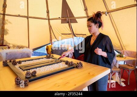 Willingham Cambridgeshire, Regno Unito. 15 marzo 2021. Polly Clegg prepara il pub Porterhouse per la riapertura, poiché in aprile sono previste 19 restrizioni. I proprietari del pub hanno investito in un nuovo tipi per consentire una comoda cena all'aperto e bere come il pub e l'ospitalità è permesso di riaprire dopo il blocco in Inghilterra. Credit: Julian Eales/Alamy Live News Foto Stock