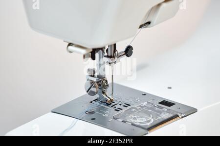 Macchina da cucire parte di lavoro, piede di ricambio. Macchina da cucire con filo, closeup Foto Stock