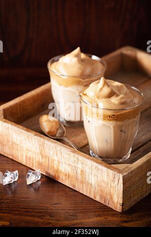 Caffè dalgona in vetro. Caffè istantaneo alla moda montato con zucchero e acqua calda Foto Stock