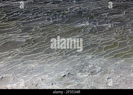 Primo piano di terrazze di silice nella zona geotermica attiva di Waiotapu, Rotorua, Nuova Zelanda Foto Stock