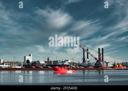 Piattaforme petrolifere e di energia eolica nel porto di Esbjerg. Danimarca Foto Stock