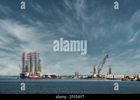 Piattaforme petrolifere e di energia eolica nel porto di Esbjerg. Danimarca Foto Stock