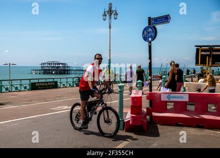 I fan dell'Arsenal girano in bicicletta sulla parata di Brighton prima della partita di squadra contro Brighton & Hove Albion allo stadio Amex durante il MAT della Premier League Foto Stock