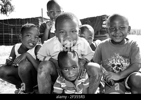 JOHANNESBURG, SUDAFRICA - 13 marzo 2021: Soweto, Sudafrica - 7 settembre 2011: Piccolo gruppo di bambini africani in posa per una foto e un disp Foto Stock