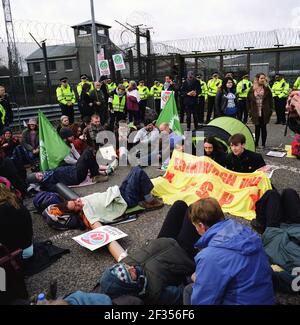 I manifestanti organizzano un posto all'esterno della base navale di sua Maestà a Faslane sulla Gare Loch, Argyll e Bute sulla costa occidentale della Scozia. La struttura, è una delle tre basi operative nel Regno Unito per la Royal Navy ed è la loro sede principale in Scozia. È meglio conosciuta come la casa delle armi nucleari britanniche, sotto forma di sottomarini nucleari armati di missili Trident, ed è anche il luogo del campo di pace di Faslane. Foto Stock