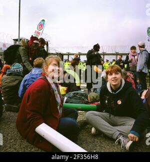 I manifestanti organizzano un posto all'esterno della base navale di sua Maestà a Faslane sulla Gare Loch, Argyll e Bute sulla costa occidentale della Scozia. La struttura, è una delle tre basi operative nel Regno Unito per la Royal Navy ed è la loro sede principale in Scozia. È meglio conosciuta come la casa delle armi nucleari britanniche, sotto forma di sottomarini nucleari armati di missili Trident, ed è anche il luogo del campo di pace di Faslane. Foto Stock