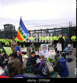 I manifestanti organizzano un posto all'esterno della base navale di sua Maestà a Faslane sulla Gare Loch, Argyll e Bute sulla costa occidentale della Scozia. La struttura, è una delle tre basi operative nel Regno Unito per la Royal Navy ed è la loro sede principale in Scozia. È meglio conosciuta come la casa delle armi nucleari britanniche, sotto forma di sottomarini nucleari armati di missili Trident, ed è anche il luogo del campo di pace di Faslane. Foto Stock