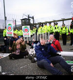 I manifestanti organizzano un posto all'esterno della base navale di sua Maestà a Faslane sulla Gare Loch, Argyll e Bute sulla costa occidentale della Scozia. La struttura, è una delle tre basi operative nel Regno Unito per la Royal Navy ed è la loro sede principale in Scozia. È meglio conosciuta come la casa delle armi nucleari britanniche, sotto forma di sottomarini nucleari armati di missili Trident, ed è anche il luogo del campo di pace di Faslane. Foto Stock