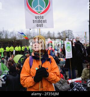 I manifestanti organizzano un posto all'esterno della base navale di sua Maestà a Faslane sulla Gare Loch, Argyll e Bute sulla costa occidentale della Scozia. La struttura, è una delle tre basi operative nel Regno Unito per la Royal Navy ed è la loro sede principale in Scozia. È meglio conosciuta come la casa delle armi nucleari britanniche, sotto forma di sottomarini nucleari armati di missili Trident, ed è anche il luogo del campo di pace di Faslane. Foto Stock