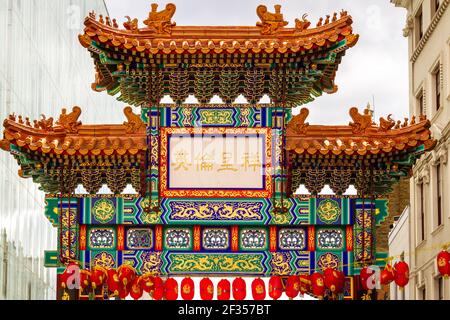 Dettaglio del cancello a Chinatown, Londra, Regno Unito con lanterne rosse appese sotto Foto Stock