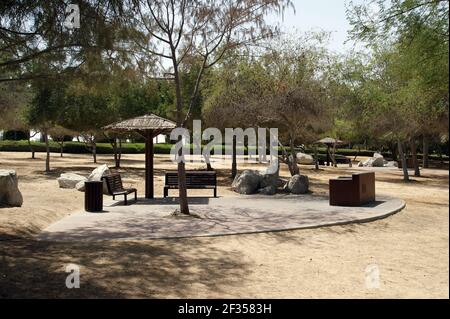 Vista sul bellissimo parco di Dubai, Emirati Arabi Uniti. Spiaggia e parco al Mamzar. Foto Stock