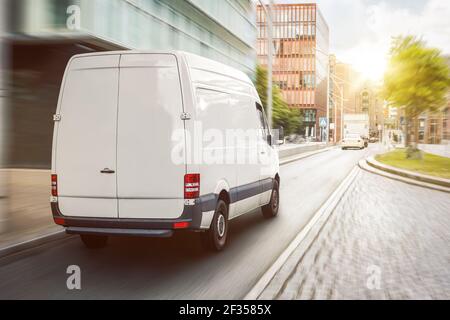 Furgone cargo che guida in città Foto Stock