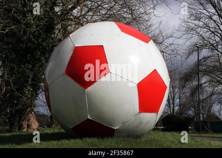 Giant Football al di fuori del Crawley Town Football Club Foto Stock