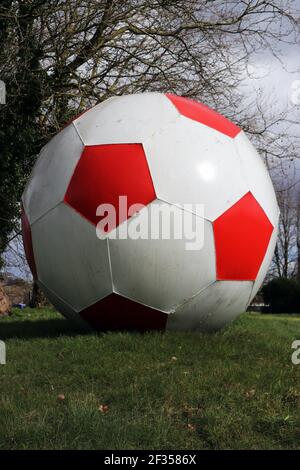 Giant Football al di fuori del Crawley Town Football Club Foto Stock