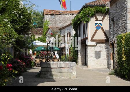 Pujols (Francia sud-occidentale): Case a graticcio nella città medievale ha concesso l'etichetta "Plus beaux Villages de France" (uno dei più belli Foto Stock