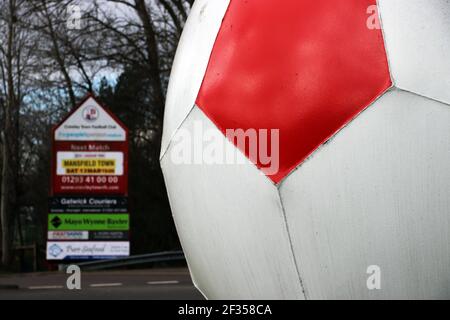 Giant Football al di fuori del Crawley Town Football Club Foto Stock