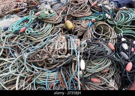 Mucchio aggrovigliato di corde e galleggianti Foto Stock