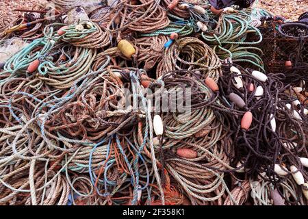 Mucchio aggrovigliato di corde e galleggianti Foto Stock