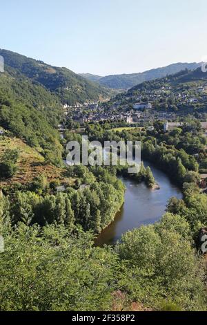 Entraygues-sur-Truyere (Francia meridionale): Panoramica della valle e della città alla confluenza del fiume Lot e il suo affluente principale, il Truyere r Foto Stock