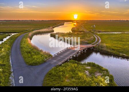 Wooden vehicle bridge in agricultural landscape near Jisp, Noord Holland, The Netherlands. Foto Stock