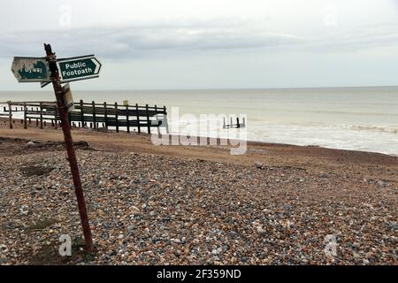 Pubblico sentiero segno in Sussex che punta verso il mare, Inghilterra, Regno Unito Foto Stock