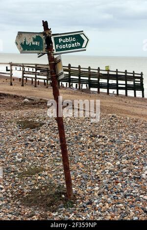 Pubblico sentiero segno in Sussex che punta verso il mare, Inghilterra, Regno Unito Foto Stock