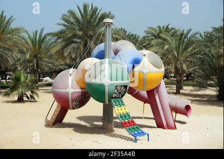 Vista del bellissimo parco (parco giochi) a Dubai, Emirati Arabi Uniti. Spiaggia e parco al Mamzar. Foto Stock