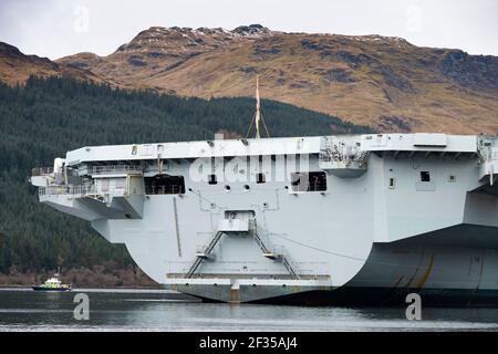 Finnart, Scozia, Regno Unito. 15 marzo 2021. La Royal Navy Aircraft Carrier HMS Queen Elizabeth ormentò a Long Loch a Glenmallan per rifornirsi e munizioni prima degli esercizi navali, parte del gruppo UK Carrier Strike 2021. Iain Masterton/Alamy Live News Foto Stock