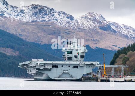 Finnart, Scozia, Regno Unito. 15 marzo 2021. La Royal Navy Aircraft Carrier HMS Queen Elizabeth ormentò a Long Loch a Glenmallan per rifornirsi e munizioni prima degli esercizi navali, parte del gruppo UK Carrier Strike 2021. Iain Masterton/Alamy Live News Foto Stock